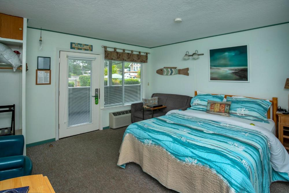 Queen Studio - Poolside -  No Pets Allowed - No View interior