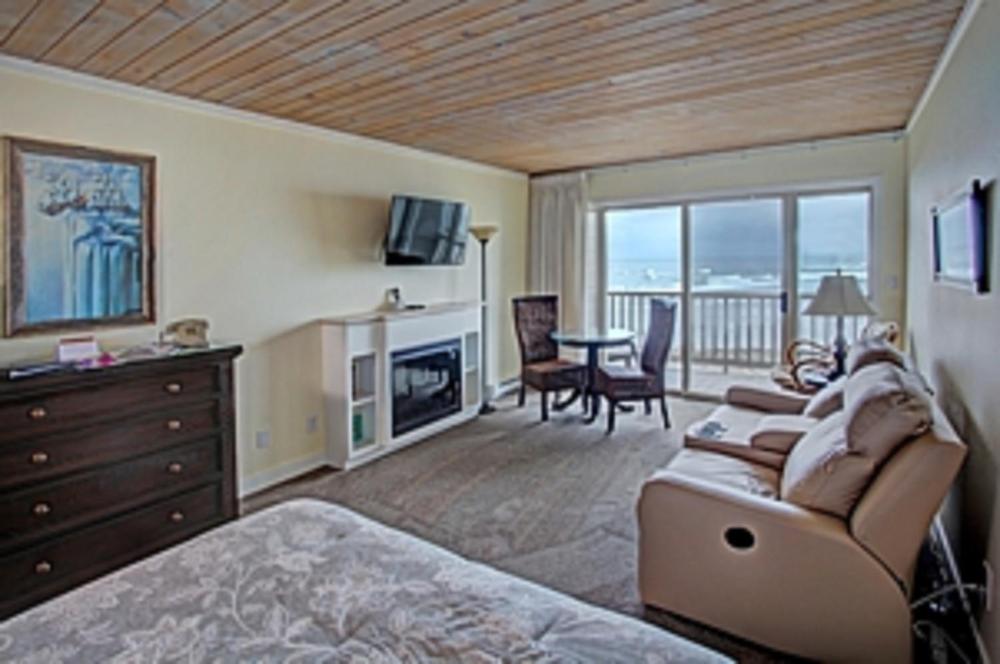 Queen Studio - Ocean Front - No Pets Allowed interior